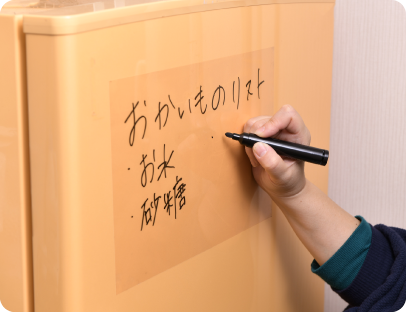 ご家庭の掲示板として家具に貼る使用例